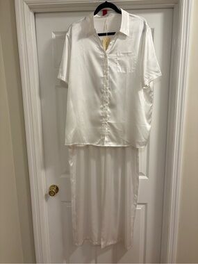 Ekouaer satin finish pajamas, NWT, top is xl , bottoms are 2X